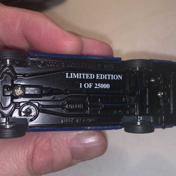 1:64 Code 3 12411 Luzerne Hazleton EMS Paramedic Suburban LIMITED EDITION WOB - Picture 5 of 5